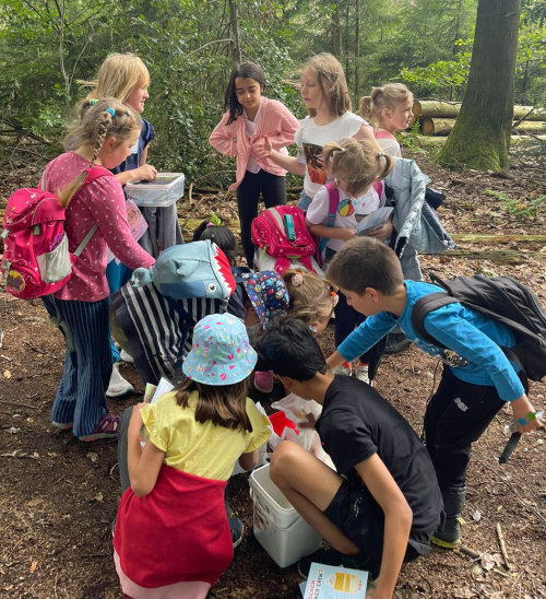 Bei der Schatzsuche mussten die Schülerinnen und Schüler eine gemeinsame Strategie entwickeln. (Foto: OBK) Bei der Schatzsuche mussten die Schülerinnen und Schüler eine gemeinsame Strategie entwickeln. (Foto: OBK)