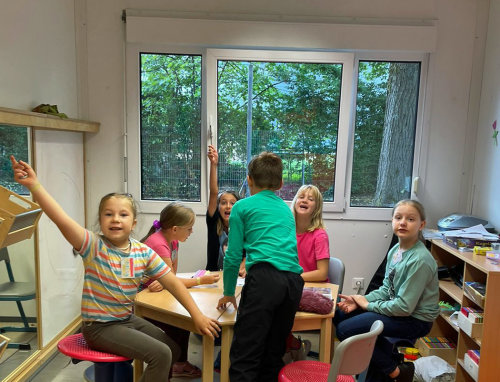 Beim kreativen Arbeiten und Lernen in kleinen Gruppen hatten die Schülerinnen und Schüler viel Spaß. (Foto: OBK)  