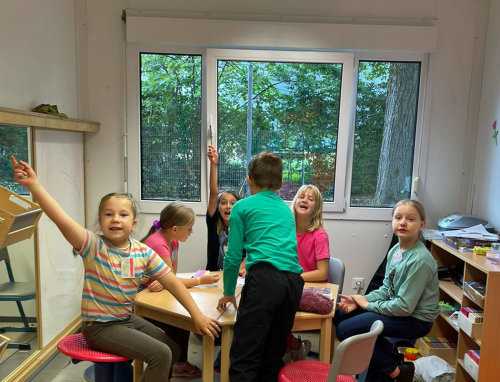 Beim kreativen Arbeiten und Lernen in kleinen Gruppen hatten die Schülerinnen und Schüler viel Spaß. (Foto: OBK) Beim kreativen Arbeiten und Lernen in kleinen Gruppen hatten die Schülerinnen und Schüler viel Spaß. (Foto: OBK)