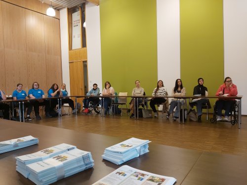 Schulung von Geflüchteten zum Thema Mülltrennung in Flüchtlingseinrichtungen in Lindlar. (Foto: OBK) Schulung von Geflüchteten zum Thema Mülltrennung in Flüchtlingseinrichtungen in Lindlar. (Foto: OBK)