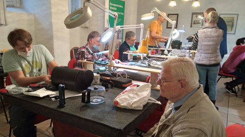 Die ehrenamtlichen Helferinnen und Helfer sind zuverlässig in den Repair Cafés der Ehrenamtsinitiative Weitblick aktiv, um defekte Gegenstände wieder instand zu setzen. (Foto: OBK) Die ehrenamtlichen Helferinnen und Helfer sind zuverlässig in den Repair Cafés der Ehrenamtsinitiative Weitblick aktiv, um defekte Gegenstände wieder instand zu setzen. (Foto: OBK)