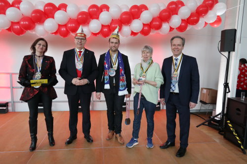 Alex Pesch (Radio Berg), Landrat Jochen Hagt, Tobias Schneider (stellv. Landrat), Margit Ahus (stellv. Landrätin) und Kreisdirektor Klaus Grootens verteilten die Orden des Oberbergischen Kreises. (Foto: OBK)