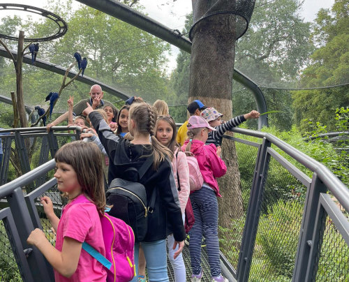 Bei einem Besuch im Zoo tauschten sich die Kinder lebhaft aus. (Foto: OBK)