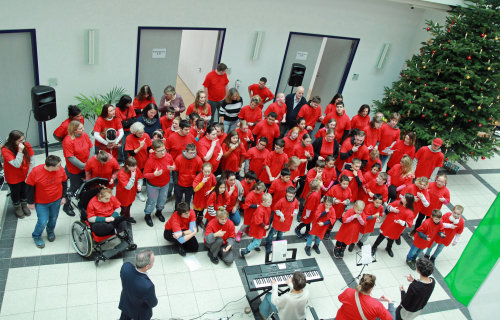 Die Chöre der Helen-Keller-Schule präsentierten erneut ein vielfältiges Repertoire an Weihnachtsliedern im Kreishaus. (Foto: OBK)