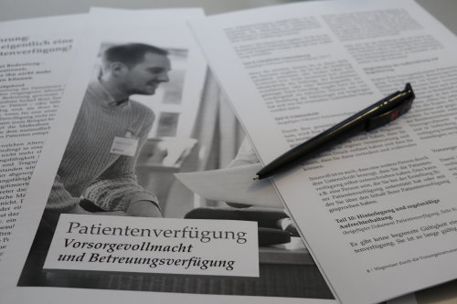 Unterstützung und Hilfen zum Thema Patientenverfügung bietet die AGewiS im Rahmen ihrer monatlichen Info-Veranstaltung AKTIV-ALTERN-AGEWIS. (Foto: OBK) Unterstützung und Hilfen zum Thema Patientenverfügung bietet die AGewiS im Rahmen ihrer monatlichen Info-Veranstaltung AKTIV-ALTERN-AGEWIS. (Foto: OBK)
