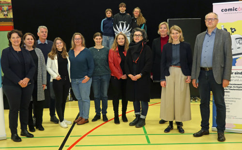 Die Steuerungsgruppe der OMI stärkt mit ihren Kooperationspartnern die Medienkompetenz an Grund- und Förderschulen, hier mit der Theateraufführung "r@usgemobbt" der Projektgruppe "Comic ON!" an der Löwengrundschule in Hückeswagen (Foto: OBK) Die Steuerungsgruppe der OMI stärkt mit ihren Kooperationspartnern die Medienkompetenz an Grund- und Förderschulen, hier mit der Theateraufführung "r@usgemobbt" der Projektgruppe "Comic ON!" an der Löwengrundschule in Hückeswagen (Foto: OBK)