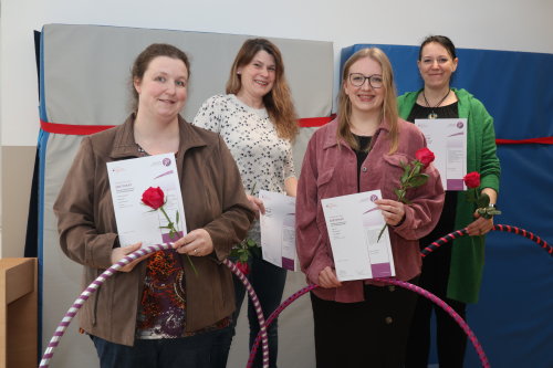 Vier der insgesamt neun zertifizierten Tagesmütter erhielten neben ihren Urkunden jeweils Hula-Hoop Reifen als vielseitiges Sportgerät für die Kinderbetreuung (v.l.): Sonja Wohlgemuth, Valentina Turetzek, Klara Hauf und Nicole Herrmann. (Foto: OBK)