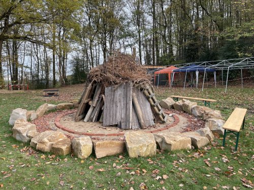 Diese Feuerstelle ist neuer Mittelpunkt des Dorfplatzes in Gummersbach-Lobscheid und wurde ebenfalls mit Geldern aus der Förderrichtlinie Oberbergische Dörfer finanziert. (Foto: OBK) Diese Feuerstelle ist neuer Mittelpunkt des Dorfplatzes in Gummersbach-Lobscheid und wurde ebenfalls mit Geldern aus der Förderrichtlinie Oberbergische Dörfer finanziert. (Foto: OBK)