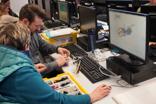 Beim LEGO®-Roboter-Workshop lernten die Grund- und Förderschullehrkräfte die vielfältigen Einsatzmöglichkeiten für den Unterricht in den MINT-Fächern kennen (Foto: OBK) Beim LEGO®-Roboter-Workshop lernten die Grund- und Förderschullehrkräfte die vielfältigen Einsatzmöglichkeiten für den Unterricht in den MINT-Fächern kennen (Foto: OBK)
