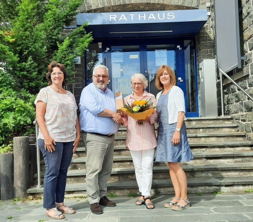 Birgit Steuer (l.), Koordinierungsstelle Gesellschaftliche Entwicklung Oberbergischer Kreis; Bürgermeister Stefan Meisenberg und Christine Bray (r.) Ehrenamtsinitiative Weitblick, begrüßen herzlich die neue Lotsin Silvia Förster.(Foto: OBK)