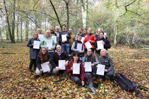 Zertifikatsübergabe nach erfolgreich abgeschlossener berufsbegleitender Ausbildung zur/zum Natur-Erzieherin/Natur-Erzieher. (Foto: OBK) Zertifikatsübergabe nach erfolgreich abgeschlossener berufsbegleitender Ausbildung zur/zum Natur-Erzieherin/Natur-Erzieher. (Foto: OBK)