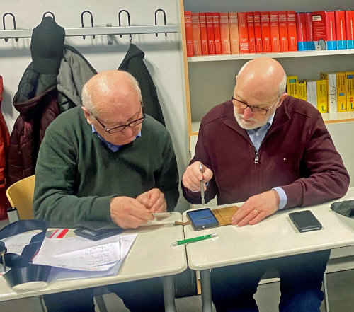 Gegenseitige Unterstützung ist im Digitalisierungskurs der Ehrenamtsinitiative Weitblick in Engelskirchen selbstverständlich. (Foto: OBK) Gegenseitige Unterstützung ist im Digitalisierungskurs der Ehrenamtsinitiative Weitblick in Engelskirchen selbstverständlich. (Foto: OBK)