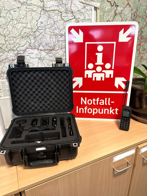 An den Notfall-Infopunkten in den Kommunen können Notrufe abgesetzt werden. Dafür wird auf Satellitentelefone oder Analogfunk zurückgegriffen. (Foto: OBK) An den Notfall-Infopunkten in den Kommunen können Notrufe abgesetzt werden. Dafür wird auf Satellitentelefone oder Analogfunk zurückgegriffen. (Foto: OBK)