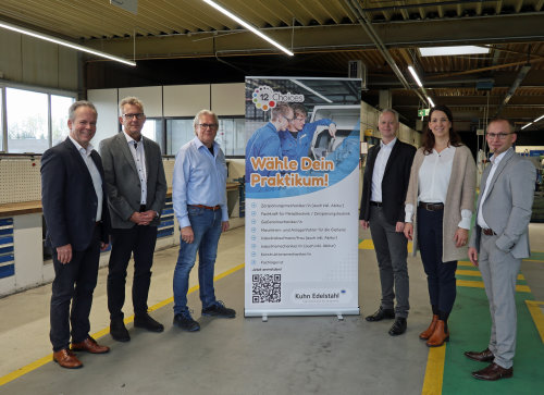 Der Oberbergische Kreis setzt sich gemeinsam mit Unternehmen für praxisnahe Berufsorientierung mit dem Programm "12 Choices" ein (v.l.n.r.): Kreisdirektor Klaus Grootens; Dr. Heiko Brauckhoff, Geschäftsführer Vertrieb Kuhn Edelstahl; Andreas Döbler, Ausbildungsleiter Kuhn Edelstahl; Uwe Cujai, Leiter Wirtschaftsförderung des Oberbergischen Kreises; Selina Dahlmann, Leitung Personal Kuhn Edelstahl und Stephan Schulte, Teamleiter Arbeitgeberservice der Agentur für Arbeit Gummersbach. (Foto: OBK) Der Oberbergische Kreis setzt sich gemeinsam mit Unternehmen für praxisnahe Berufsorientierung mit dem Programm "12 Choices" ein (v.l.n.r.): Kreisdirektor Klaus Grootens; Dr. Heiko Brauckhoff, Geschäftsführer Vertrieb Kuhn Edelstahl; Andreas Döbler, Ausbildungsleiter Kuhn Edelstahl; Uwe Cujai, Leiter Wirtschaftsförderung des Oberbergischen Kreises; Selina Dahlmann, Leitung Personal Kuhn Edelstahl und Stephan Schulte, Teamleiter Arbeitgeberservice der Agentur für Arbeit Gummersbach. (Foto: OBK)