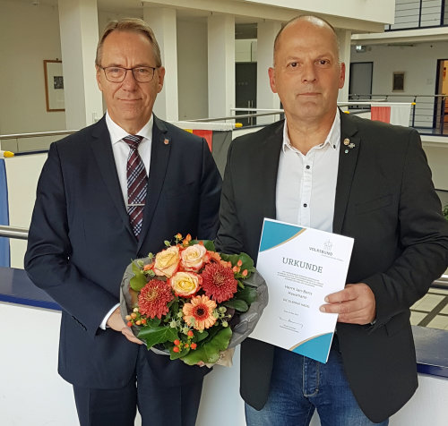 Landrat Jochen Hagt (l.) würdigte den Einsatz von Jan Boris Hausmann zugunsten des Volksbundes Deutsche Kriesgsgräberfürsorge. Foto: OBK) Landrat Jochen Hagt (l.) würdigte den Einsatz von Jan Boris Hausmann zugunsten des Volksbundes Deutsche Kriesgsgräberfürsorge. Foto: OBK)
