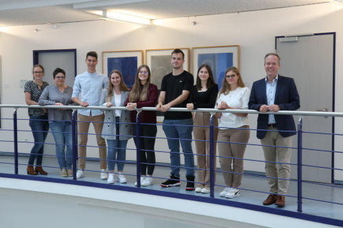 (v.l.: Laura Bröhl, Bianca Krams, Johannes Thews, Laura Viola Kinze, Katrin Juliana Peit-gen, Robin Schlief, Aliya Kaya, Jana-Michelle Reiswich, Klaus Grootens) Foto: OBK
