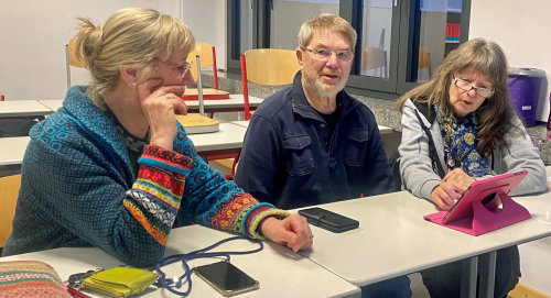 Ausprobieren und nachfragen - im Digitalisierungskurs der Ehrenamtsinitiative Weitblick lernen Seniorinnen und Senioren den sicheren Umgang mit PC, ipad und Smartphone. (Foto: OBK)