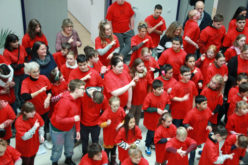 Engagiert und mit Freude präsentierten die "Minis" und "Maxis" fröhliche und besinnliche Weihnachtslieder. (Foto: OBK)