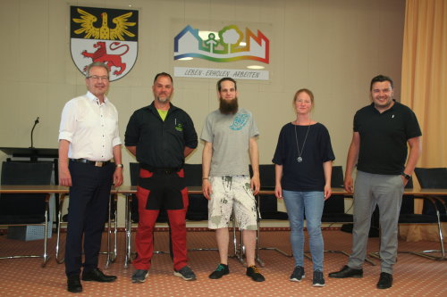 Rüdiger Gennies (Bürgermeister Reichshof), Sven Schuh (Outdoor Oberberg e.V.), Johannes Imhäuser, Heike Haude (Kreisjugendamt) und Markus Pollmann (Ordnungsamtsleiter der Gemeinde Reichshof) (Foto: OBK) Rüdiger Gennies (Bürgermeister Reichshof), Sven Schuh (Outdoor Oberberg e.V.), Johannes Imhäuser, Heike Haude (Kreisjugendamt) und Markus Pollmann (Ordnungsamtsleiter der Gemeinde Reichshof) (Foto: OBK)