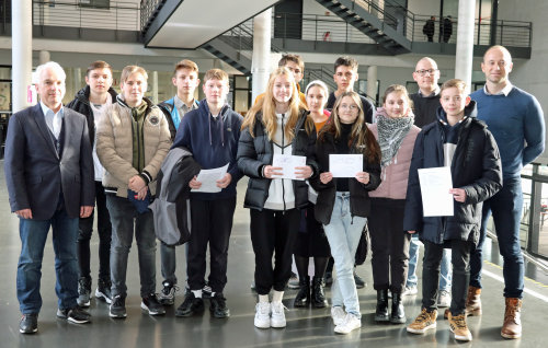 Das Konzept für den zweitägigen Workshop an der TH Köln Campus Gummersbach mit ukrainischen Schülerinnen und Schülern haben Prof. Dr. Igor Shevchuk (l.) und Prof. Dr. Denis Anders entwickelt. (Foto: OBK) Das Konzept für den zweitägigen Workshop an der TH Köln Campus Gummersbach mit ukrainischen Schülerinnen und Schülern haben Prof. Dr. Igor Shevchuk (l.) und Prof. Dr. Denis Anders entwickelt. (Foto: OBK)
