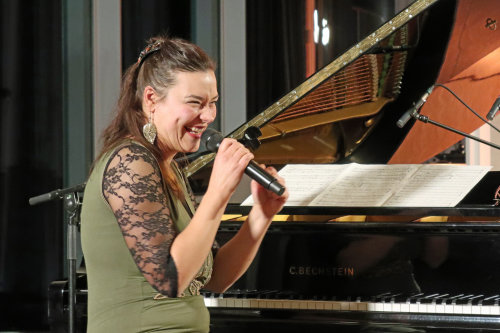 Auch Preisträgerin Laia Genc suchte die direkte Ansprache ihres Publikums. (Foto: OBK)