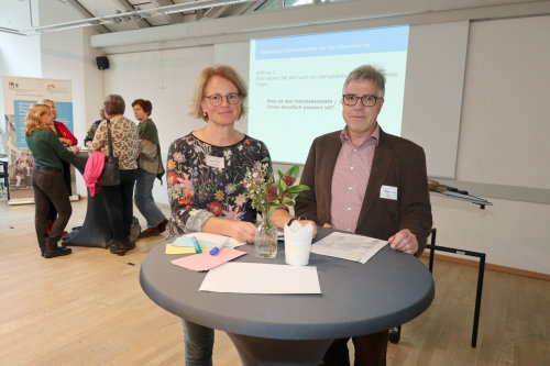 Christine Prinz (Koordinatorin der Senioren- und Pflegeberatung für den Oberbergischen Kreis) und Dietmar Kascha (Leiter des Amtes für soziale Angelegenheiten des Oberbergischen Kreises) begrüßten die rund 60 Teilnehmer. (Foto: OBK) Christine Prinz (Koordinatorin der Senioren- und Pflegeberatung für den Oberbergischen Kreis) und Dietmar Kascha (Leiter des Amtes für soziale Angelegenheiten des Oberbergischen Kreises) begrüßten die rund 60 Teilnehmer. (Foto: OBK)