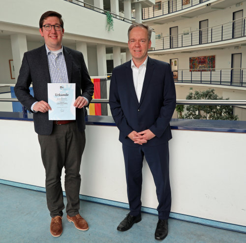 Kreisdirektor Klaus Grootens (r.) beim offiziellen Empfang des neuen Leiters der VHS Oberberg Michael Beiderwellen im Kreishaus. (Foto: OBK)