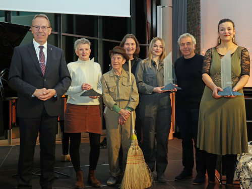 Landrat Jochen Hagt (l.) würdigte die drei Erstplatzierten des diesjährigen Kultur-Förderpreises (v. l.): Bildhauerin Ute Hölscher, Bergneustadt; das Open-Air- Theaterprojekt "Wir sind Faust!" (Künstlervernetzung LandBlattGold in Zusammenarbeit mit EngelsArt - Oberbergischer und Rheinisch-Bergischer Kreis - mit Clownin Kristin Kunze und den Schauspielerinnen Heike Bänsch, Lea Wagener und dem freischaffenden Künstler Michael Wittassek) sowie Preisträgerin Lai Genc, Jazz-Pianistin aus Lindlar. (Foto: OBK) Landrat Jochen Hagt (l.) würdigte die drei Erstplatzierten des diesjährigen Kultur-Förderpreises (v. l.): Bildhauerin Ute Hölscher, Bergneustadt; das Open-Air- Theaterprojekt "Wir sind Faust!" (Künstlervernetzung LandBlattGold in Zusammenarbeit mit EngelsArt - Oberbergischer und Rheinisch-Bergischer Kreis - mit Clownin Kristin Kunze und den Schauspielerinnen Heike Bänsch, Lea Wagener und dem freischaffenden Künstler Michael Wittassek) sowie Preisträgerin Lai Genc, Jazz-Pianistin aus Lindlar. (Foto: OBK)