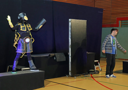 In dem Stück "r@usbmobbt" des Projekttheaters Comic On! kreiiert der gemobbte Schüler Micki einen Avatar, der aber keine Freundschaft ersetzen kann. (Foto: OBK) In dem Stück "r@usbmobbt" des Projekttheaters Comic On! kreiiert der gemobbte Schüler Micki einen Avatar, der aber keine Freundschaft ersetzen kann. (Foto: OBK)