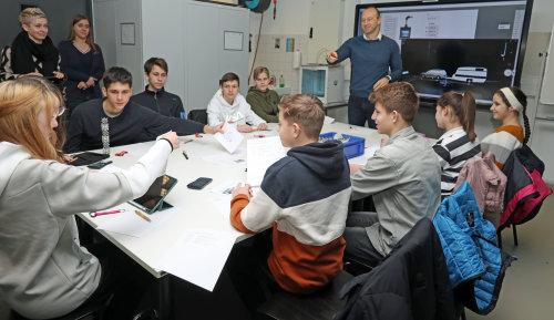 Teamarbeit der ukrainischen Schülerinnen und Schüler im Labor der TH Gummersbach. (Foto: OBK)