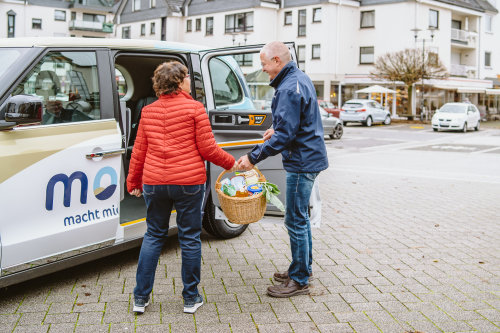 Der monti hat keine festen Routen oder Abfahrzeiten und wird nach Bedarf über die Smartphone-App oder per Telefonanruf gebucht. (Foto: OVAG/OBK) Der monti hat keine festen Routen oder Abfahrzeiten und wird nach Bedarf über die Smartphone-App oder per Telefonanruf gebucht. (Foto: OVAG/OBK)