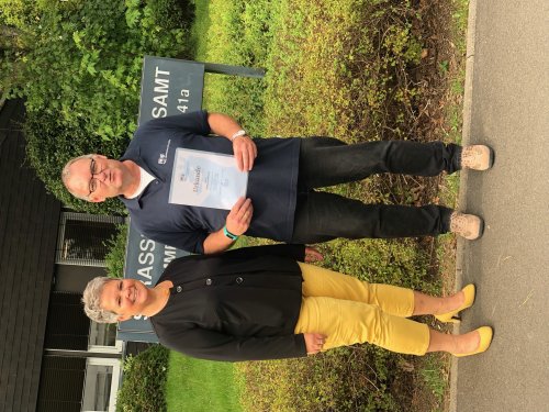 Kerstin Gipperich überreicht Wolfgang Behler die Urkunde. (Foto: OBK)