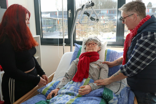 Die AGewiS vermittelt Pflege ganz praktisch: Pia Braun, Unterrichtsassistentin der AGewiS zeigt Schülerin Nele-Marie Niebel anhand einer Puppe, wie bettlägrige Menschen am besten angesprochen werden. (Foto: OBK)