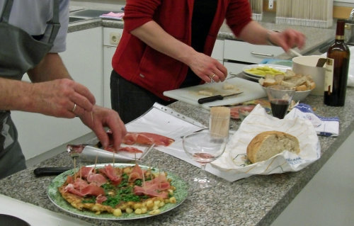 In Gemeinschaft kochen und dabei Neues ausprobieren - die VHS Oberberg lädt dazu ein. (Foto: OBK)