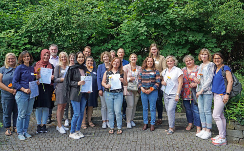 Der stellvertretende Landrat Tobias Schneider und die Leiterin des KI Sarah Krämer bedankten sich bei den frisch zertifizierten Absolventinnen und Absolventen sowie bei den bereits erfahrenen Sprachmittlerinnen und Sprachmittler, die im Oberbergischen Kreis ehrenamtlich aktiv sind. (Foto: OBK)   