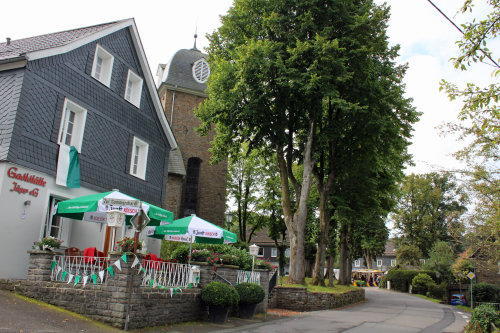 Genossenschaftsmitglieder betreiben die traditionelle Dorfkneipe in Hülsenbusch, die zu schließen drohte. (Foto: OBK) Genossenschaftsmitglieder betreiben die traditionelle Dorfkneipe in Hülsenbusch, die zu schließen drohte. (Foto: OBK)
