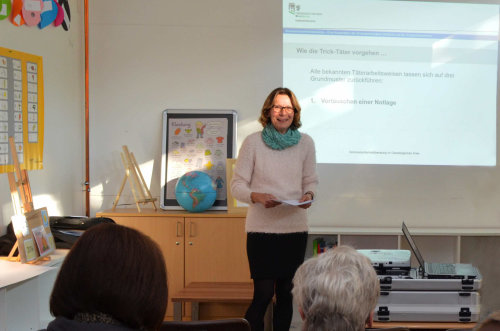 Seniorensicherheitsberaterin Jutta Ramackers ist Standortlotsin der Ehrenamtsinitiative Weitblick des Oberbergischen Kreises. Sie möchte Seniorinnen und Senioren über Gefahren aufklären und vor Schaden durch Kriminelle schützen. (Foto: Kreispolizeibehörde Oberbergischer Kreis) Seniorensicherheitsberaterin Jutta Ramackers ist Standortlotsin der Ehrenamtsinitiative Weitblick des Oberbergischen Kreises. Sie möchte Seniorinnen und Senioren über Gefahren aufklären und vor Schaden durch Kriminelle schützen. (Foto: Kreispolizeibehörde Oberbergischer Kreis)