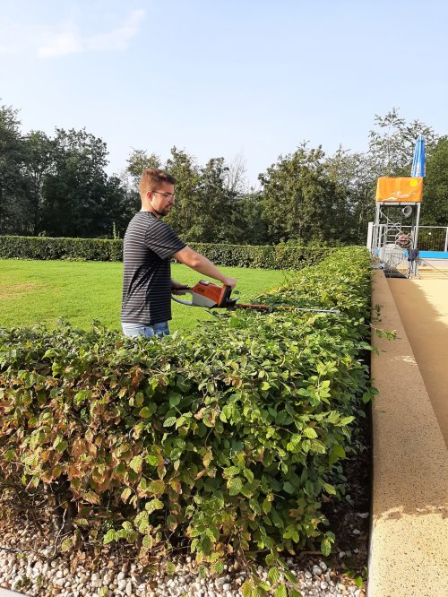 Pfege einer Gartenanlage eines ehrenamtlich geführten Freibades in Engelskirchen. (Foto: OBK)