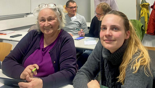Anwenden und üben - im Digitalisierungskurs der Ehrenamtsinitiative Weitblick
wird der Umgang mit digitalen Geräten individuell vermittelt. (Foto: OBK) Anwenden und üben - im Digitalisierungskurs der Ehrenamtsinitiative Weitblick
wird der Umgang mit digitalen Geräten individuell vermittelt. (Foto: OBK)
