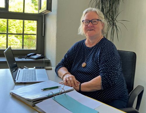 Standortlotsin Ingrid Walbeck koordiniert Hilfsanfragen und Angebote ehrenamtlicher Tätigkeiten im Weitblick-Büro in Engelskirchen. (Foto: OBK)