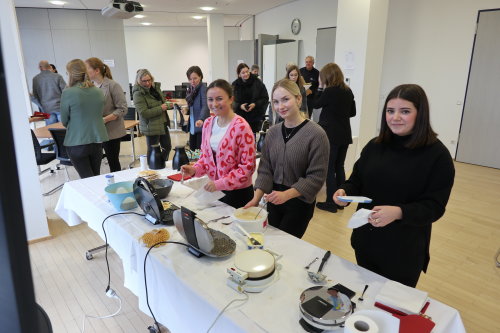 Im Sitzungsraum boten die Auszubildenden Waffeln, Kaffee und alkoholfreien Punsch an. (Foto: OBK)