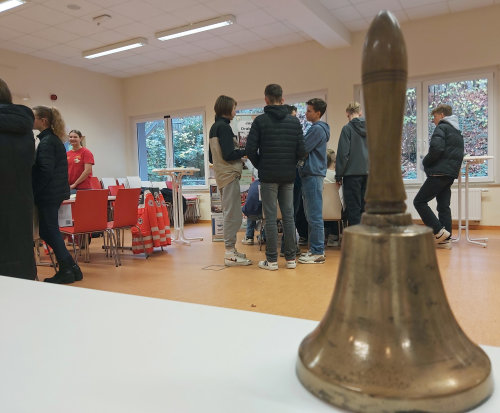 Die 5 Minuten - Phasen des Speed-Dating wurden per Glocke angeläutet. (Foto: OBK) 