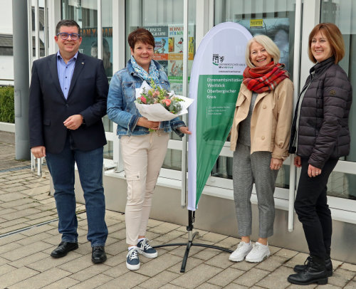 Bürgermeister Frank Helmenstein hat die neue Weitblicklotsin Carmen Jauch im Bürgerservice der Stadt Gummersbach offiziell begrüßt, gemeinsam mit den Weitblick-Koordinatorinnen Christine Bray (r.) und Astrid Marks. (Foto: OBK)