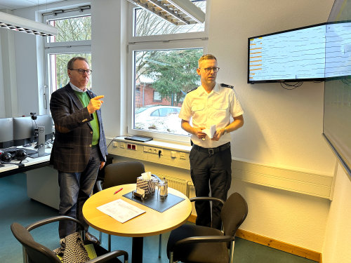 Landrat Jochen Hagt (l.) informiert sich bei Julian Seeger (Leiter Feuer- und Rettungsleitstelle Oberbergischer Kreis) über den Stand der Übung. (Foto: OBK)