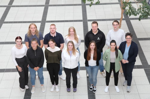 Die elf Neuzugänge im Rettungsdienst wurden zu ihrem Start im Oktober von der Ausbildungsbetreuerin Bianca Krams (r.) begrüßt. Die Nachwuchskräfte absolvieren eine Ausbildung zur Notfallsanitäterin beziehungsweise zum Notfallsanitäter im Rettungsdienst des Oberbergischen Kreises. (Foto: OBK) Die elf Neuzugänge im Rettungsdienst wurden zu ihrem Start im Oktober von der Ausbildungsbetreuerin Bianca Krams (r.) begrüßt. Die Nachwuchskräfte absolvieren eine Ausbildung zur Notfallsanitäterin beziehungsweise zum Notfallsanitäter im Rettungsdienst des Oberbergischen Kreises. (Foto: OBK)