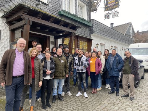 Gruppenfoto der Teilnehmerinnen und Teilnehmer zum Abschluss des Aktionstages vor dem Hotel Feste Neustadt in Bergneustadt (Foto: OBK) Gruppenfoto der Teilnehmerinnen und Teilnehmer zum Abschluss des Aktionstages vor dem Hotel Feste Neustadt in Bergneustadt (Foto: OBK)