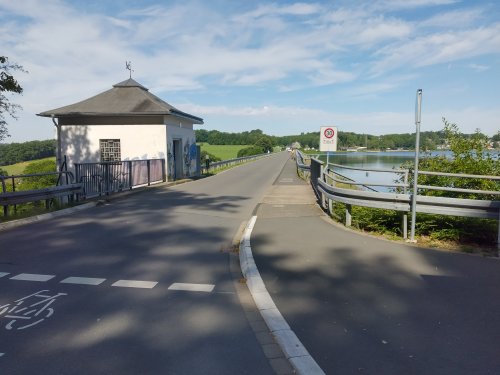 Der Gehweg auf dem Beverdamm wird verbreitert. (Foto: OBK)