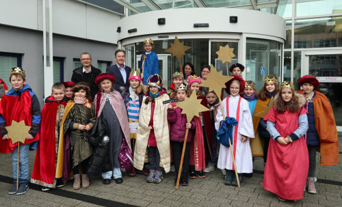 Die Sternsinger-Gruppe der St. Franziskus - Pfarrgemeinde Gummersbach war zu Gast im Kreishaus, um den Segensspruch zu überbringen und eine Geldspende zu sammeln. (Foto: OBK)