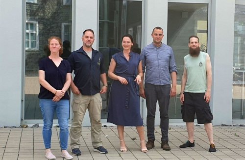 Heike Haude (Kreisjugendamt), Sven Schuh (Outdoor Oberberg e.V.), Larissa Weber (Bürgermeisterin Stadt Waldbröl), Christian Büscher (Streetworker (ab 1.10.2023)/Outdoor Oberberg e.V. ), Johannes Imhäuser (Streetworker/Outdoor Oberberg e.V.) (Foto: OBK) Heike Haude (Kreisjugendamt), Sven Schuh (Outdoor Oberberg e.V.), Larissa Weber (Bürgermeisterin Stadt Waldbröl), Christian Büscher (Streetworker (ab 1.10.2023)/Outdoor Oberberg e.V. ), Johannes Imhäuser (Streetworker/Outdoor Oberberg e.V.) (Foto: OBK)