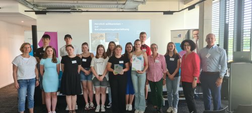 Schulleiterin Anita Kallikat (2.v.r.) nahm für die Sekundarschule Wiehl TOB, gemeinsam mit den Studien- und Berufswahlkoordinatorinnen Sabine Eucken (4. v.r.), Iris Krebs (l.), dem Schulpflegschaftsvorsitzenden Michael Marquart (r.) und den anwesenden Schülerinnen und Schülern das Siegel entgegen. (Foto: OBK) Schulleiterin Anita Kallikat (2.v.r.) nahm für die Sekundarschule Wiehl TOB, gemeinsam mit den Studien- und Berufswahlkoordinatorinnen Sabine Eucken (4. v.r.), Iris Krebs (l.), dem Schulpflegschaftsvorsitzenden Michael Marquart (r.) und den anwesenden Schülerinnen und Schülern das Siegel entgegen. (Foto: OBK)